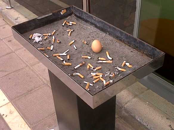 Un huevo en el cenicero