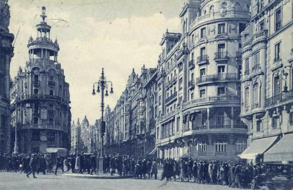 Fotografía del primer semáforo de Madrid que se instaló entre las calles Alcalá y Barquillo en 1926
